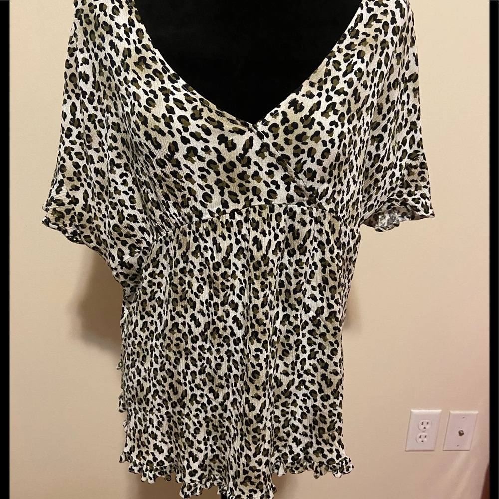 💥Women’s V-Neck Animal Print Top with Ruffled Hem Size XL
